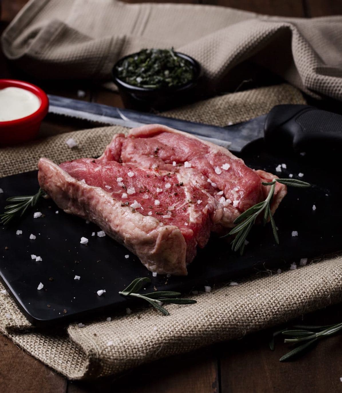 Corte de carne cruda lista para la parrilla