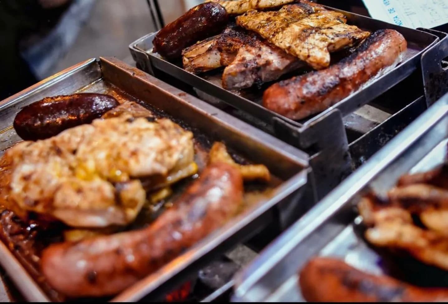 Cortes de carne en la parrilla de El Corsario